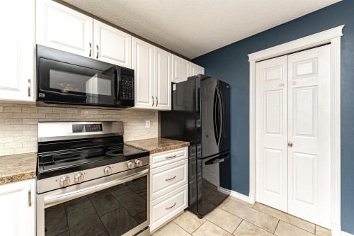 16331 119 Street Nw, Edmonton, AB - Indoor Photo Showing Kitchen
