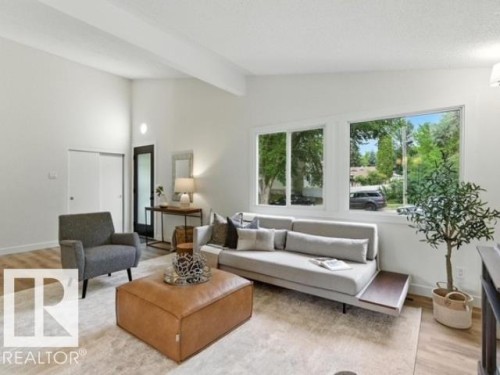 1 Sylvan Drive, St. Albert, AB - Indoor Photo Showing Living Room