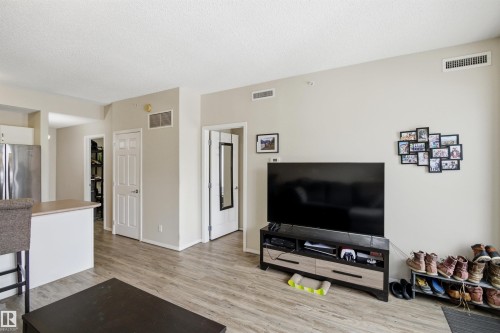 402 11109 84 Avenue, Edmonton, AB - Indoor Photo Showing Living Room
