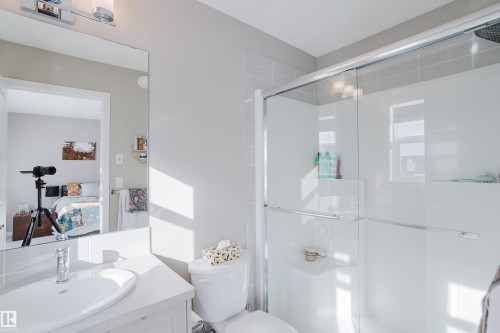 7056 181 Avenue, Edmonton, AB - Indoor Photo Showing Bathroom