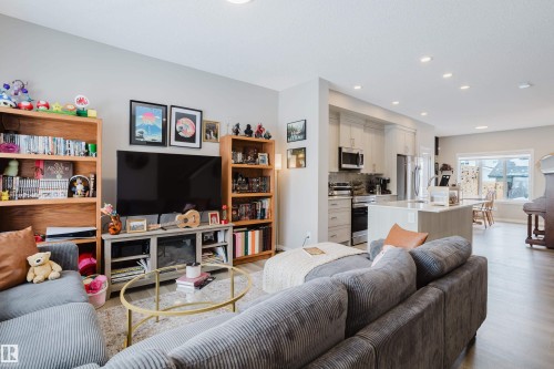 7056 181 Avenue, Edmonton, AB - Indoor Photo Showing Living Room