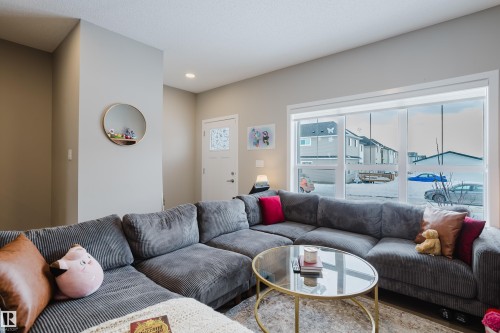 7056 181 Avenue, Edmonton, AB - Indoor Photo Showing Living Room