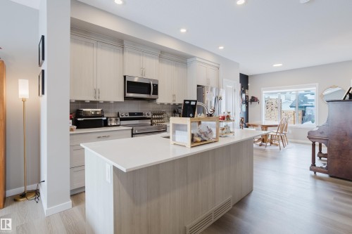 7056 181 Avenue, Edmonton, AB - Indoor Photo Showing Kitchen