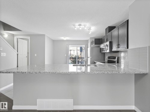 27 1030 Chappelle Boulevard, Edmonton, AB - Indoor Photo Showing Kitchen With Upgraded Kitchen