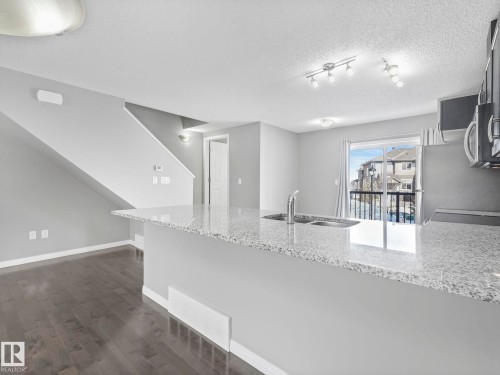 27 1030 Chappelle Boulevard, Edmonton, AB - Indoor Photo Showing Kitchen