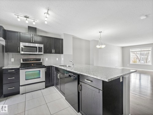 27 1030 Chappelle Boulevard, Edmonton, AB - Indoor Photo Showing Kitchen