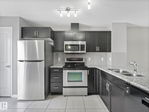 27 1030 Chappelle Boulevard, Edmonton, AB - Indoor Photo Showing Kitchen With Double Sink With Upgraded Kitchen