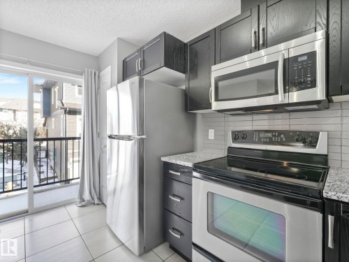 27 1030 Chappelle Boulevard, Edmonton, AB - Indoor Photo Showing Kitchen