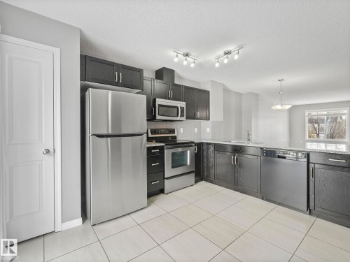 27 1030 Chappelle Boulevard, Edmonton, AB - Indoor Photo Showing Kitchen
