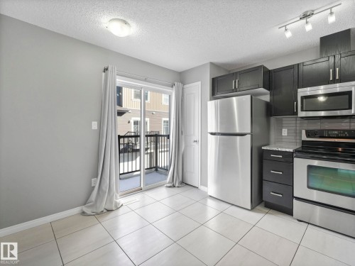 27 1030 Chappelle Boulevard, Edmonton, AB - Indoor Photo Showing Kitchen