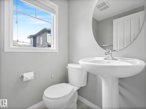 27 1030 Chappelle Boulevard, Edmonton, AB - Indoor Photo Showing Bathroom