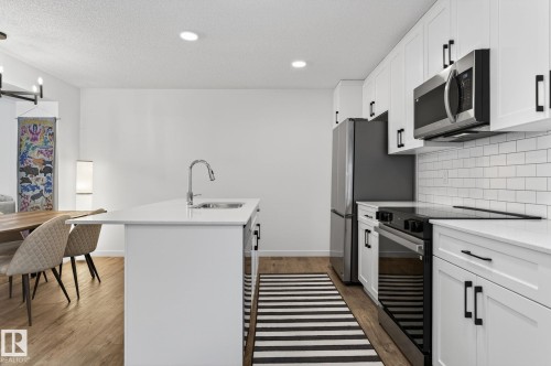 7 50 Mclaughlin Drive, Spruce Grove, AB - Indoor Photo Showing Kitchen With Upgraded Kitchen