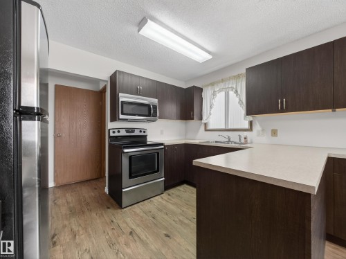 5116 37 Avenue, Edmonton, AB - Indoor Photo Showing Kitchen