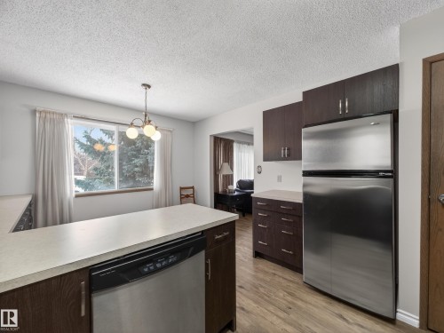 5116 37 Avenue, Edmonton, AB - Indoor Photo Showing Kitchen