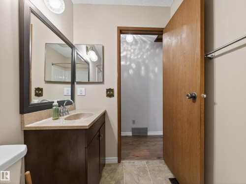 5116 37 Avenue, Edmonton, AB - Indoor Photo Showing Bathroom