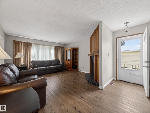 5116 37 Avenue, Edmonton, AB - Indoor Photo Showing Living Room