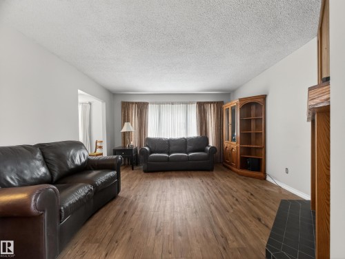 5116 37 Avenue, Edmonton, AB - Indoor Photo Showing Living Room