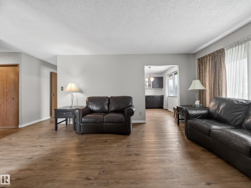 5116 37 Avenue, Edmonton, AB - Indoor Photo Showing Living Room