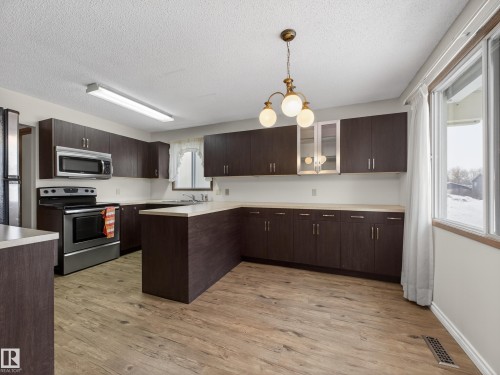 5116 37 Avenue, Edmonton, AB - Indoor Photo Showing Kitchen