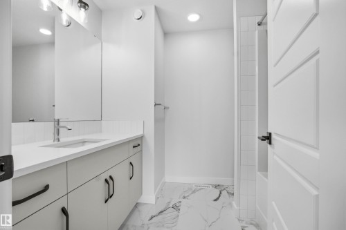 679 Orchards Boulevard, Edmonton, AB - Indoor Photo Showing Bathroom