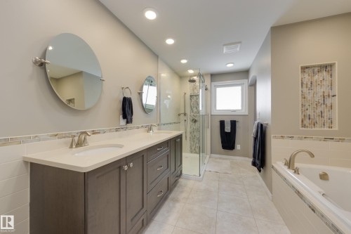 16407 87 Avenue, Edmonton, AB - Indoor Photo Showing Bathroom