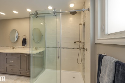 16407 87 Avenue, Edmonton, AB - Indoor Photo Showing Bathroom