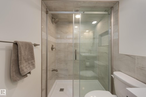 16407 87 Avenue, Edmonton, AB - Indoor Photo Showing Bathroom