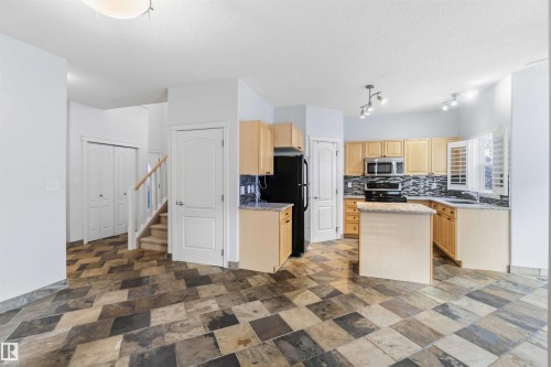9 3003 34 Avenue, Edmonton, AB - Indoor Photo Showing Kitchen