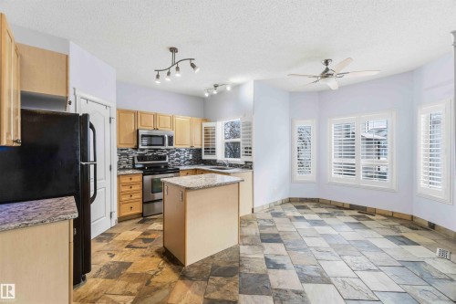 9 3003 34 Avenue, Edmonton, AB - Indoor Photo Showing Kitchen