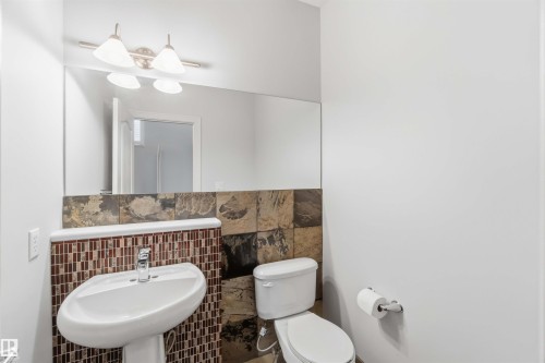 9 3003 34 Avenue, Edmonton, AB - Indoor Photo Showing Bathroom