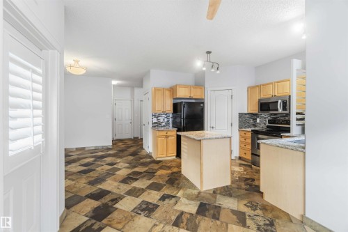 9 3003 34 Avenue, Edmonton, AB - Indoor Photo Showing Kitchen