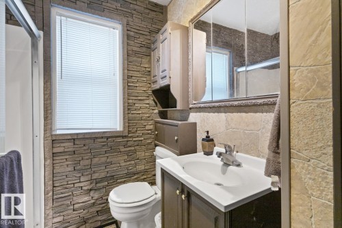 8906 94 Avenue, Edmonton, AB - Indoor Photo Showing Bathroom