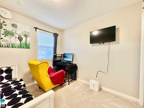Bedroom with light carpet and a textured ceiling - 425 Sheppard Boulevard, Leduc, AB - Indoor