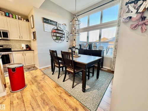 Dining space with light wood-style floors and baseboards - 425 Sheppard Boulevard, Leduc, AB - Indoor Photo Showing Dining Room