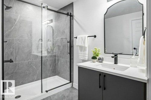 16206 83 Avenue, Edmonton, AB - Indoor Photo Showing Bathroom