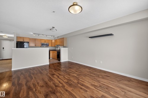 102 1589 Glastonbury Boulevard, Edmonton, AB - Indoor Photo Showing Kitchen