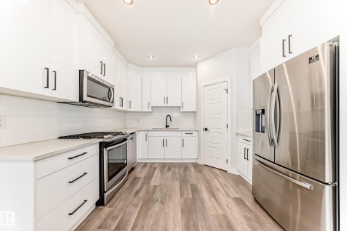 22 Meadowview Way, Leduc, AB - Indoor Photo Showing Kitchen With Upgraded Kitchen