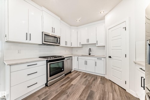 22 Meadowview Way, Leduc, AB - Indoor Photo Showing Kitchen With Upgraded Kitchen