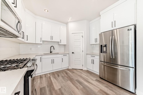 22 Meadowview Way, Leduc, AB - Indoor Photo Showing Kitchen With Upgraded Kitchen