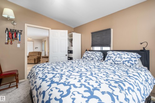 1706 West Oak Close, Edmonton, AB - Indoor Photo Showing Bedroom