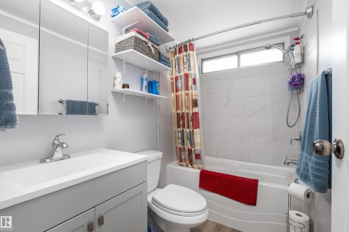 1706 West Oak Close, Edmonton, AB - Indoor Photo Showing Bathroom