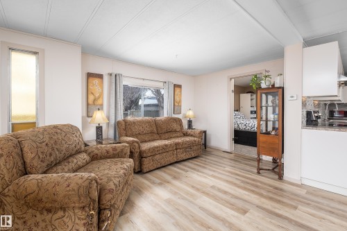 1706 West Oak Close, Edmonton, AB - Indoor Photo Showing Living Room