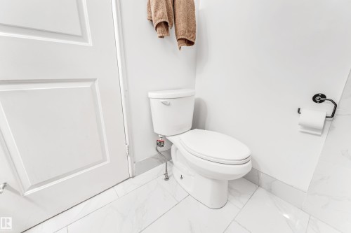 5344 38A Avenue, Edmonton, AB - Indoor Photo Showing Bathroom
