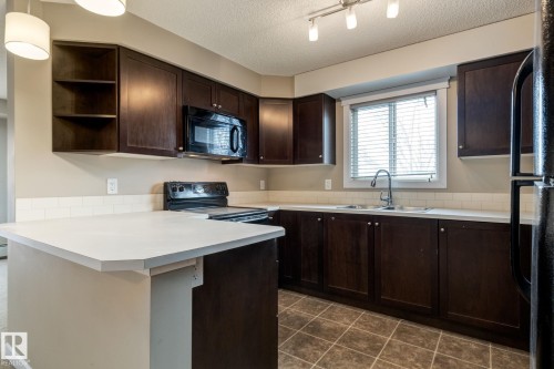 204 3715 Whitelaw Lane, Edmonton, AB - Indoor Photo Showing Kitchen With Double Sink