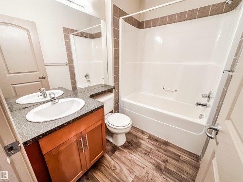 121 10121 80 Avenue, Edmonton, AB - Indoor Photo Showing Bathroom
