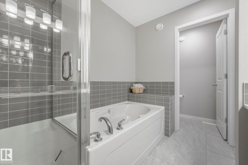 2652 Chokecherry Lane, Edmonton, AB - Indoor Photo Showing Bathroom