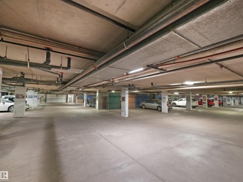 102 10511 42 Avenue, Edmonton, AB - Indoor Photo Showing Garage
