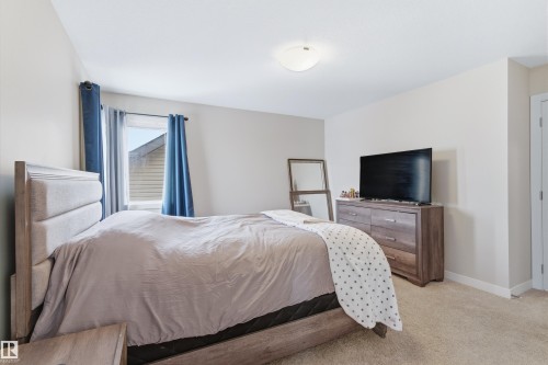 Carpeted bedroom featuring baseboards - 149 Hawks Ridge Boulevard, Edmonton, AB - Indoor Photo Showing Bedroom