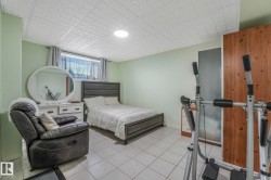 Tiled bedroom with baseboards - 