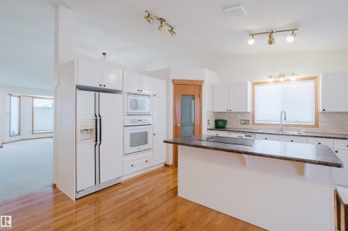 535 Pardee Bay Bay, Edmonton, AB - Indoor Photo Showing Kitchen